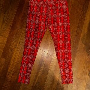 Lularoe Tall and Curvy Cupid legging
Valentine’s Day